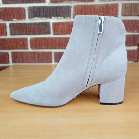 NWT Marc Fisher Ltd. 'Jojo' Pointy Toe Ankle Boot in Light Grey Suede Sz. 6.5 - Picture 5 of 9